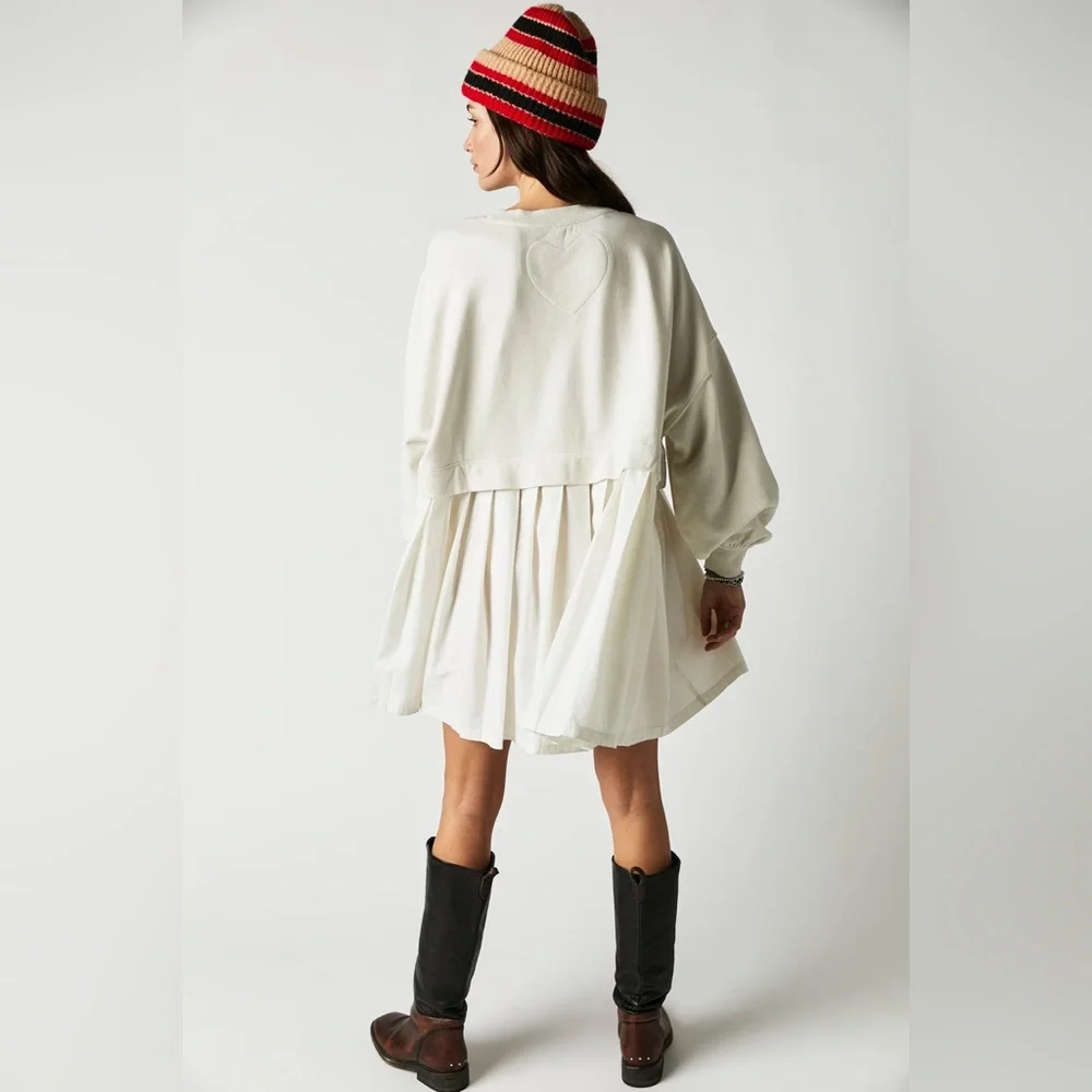 NWOT Eleanor sweatshirt by Free People in size Medium
